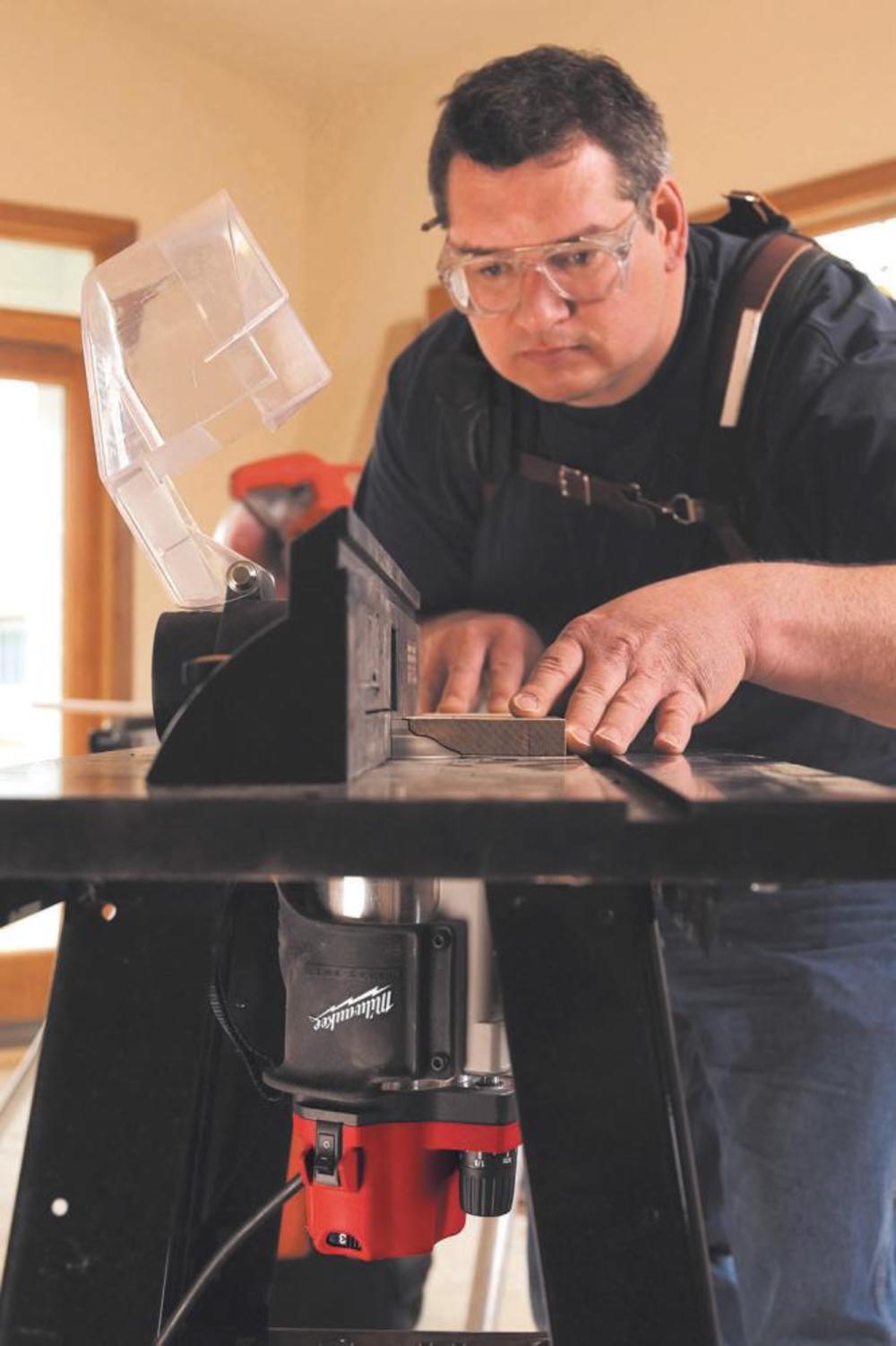 Milwaukee 2-1/4 Max HP EVS BodyGrip Router - Flockneti