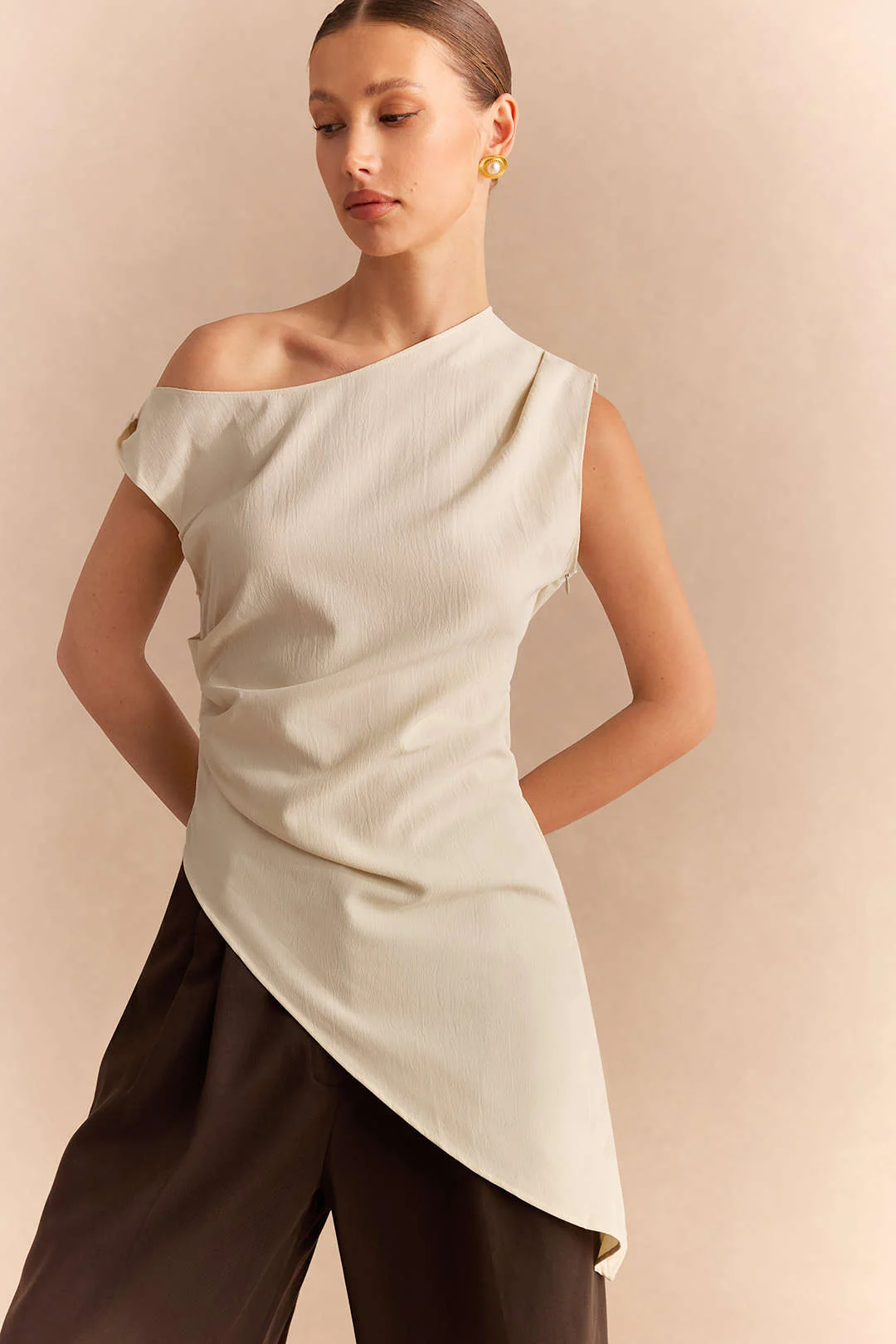 One Shoulder Asymmetrical Twist Knot Ruched Sleeveless Shirt - Flockneti