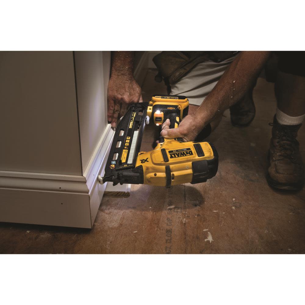 DEWALT 20 V MAX* 16 Gauge Angled Cordless Finish Nailer Kit - Flockneti
