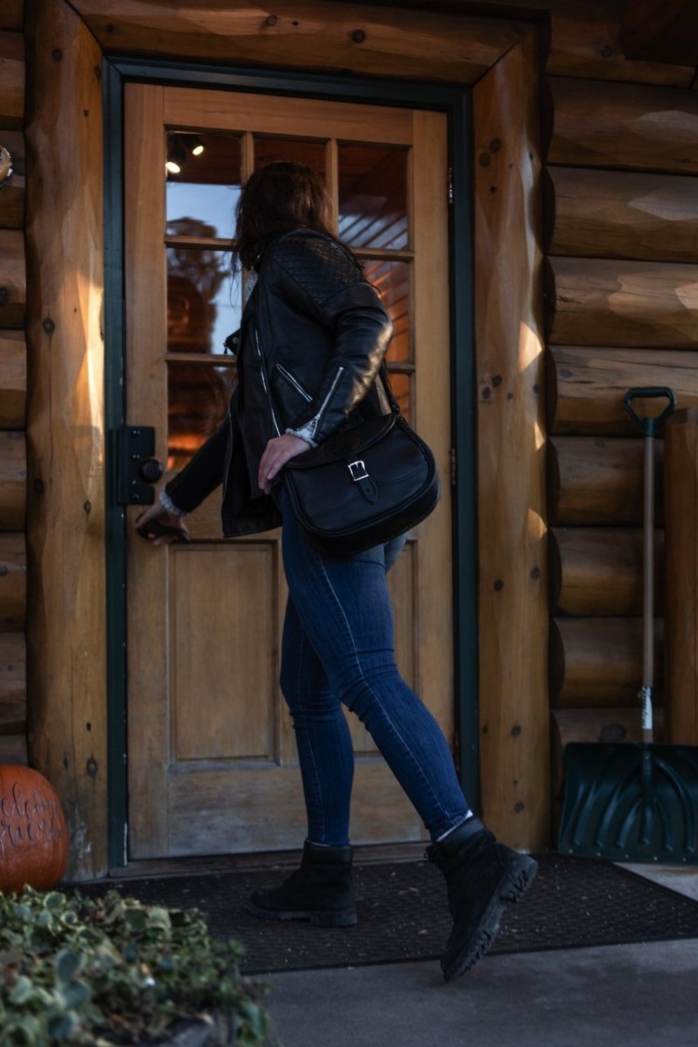Duluth Pack 6 Liter Capacity Black Large Classic Leather Purse - Flockneti