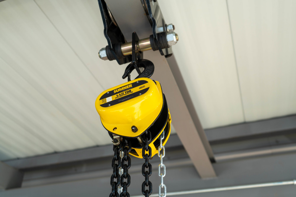 Sumner 1-1/2 Ton Chain Hoist with 10 ft. Chain Fall and Overload Protection - Flockneti