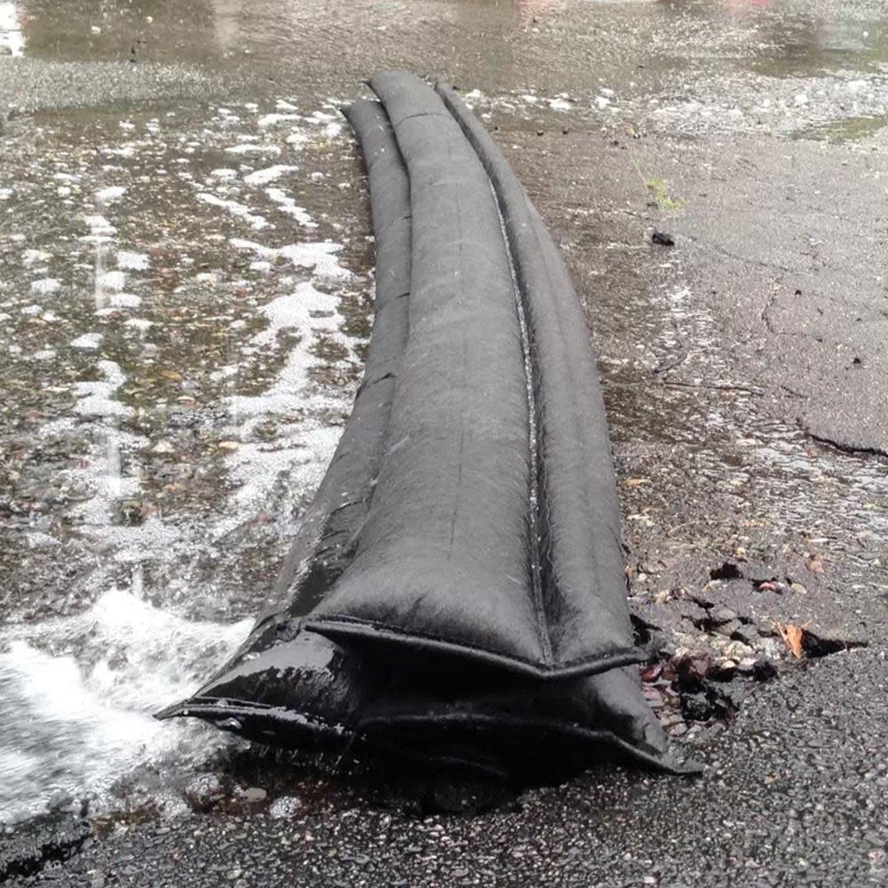 Quick Dam 10-ft L x 6-in W Self-Inflating Flood Barrier - Flockneti