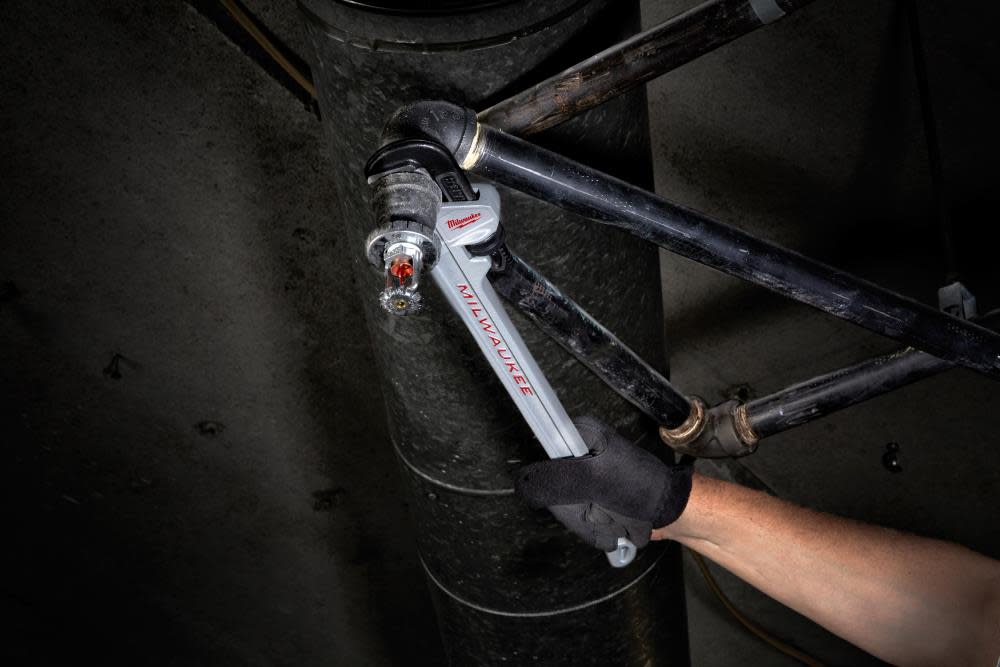 Milwaukee 10L Aluminum Pipe Wrench with POWERLENGTH Handle - Flockneti