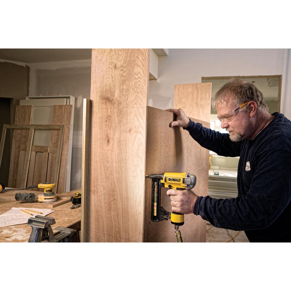 DEWALT 18 Gauge Finish Stapler - Flockneti