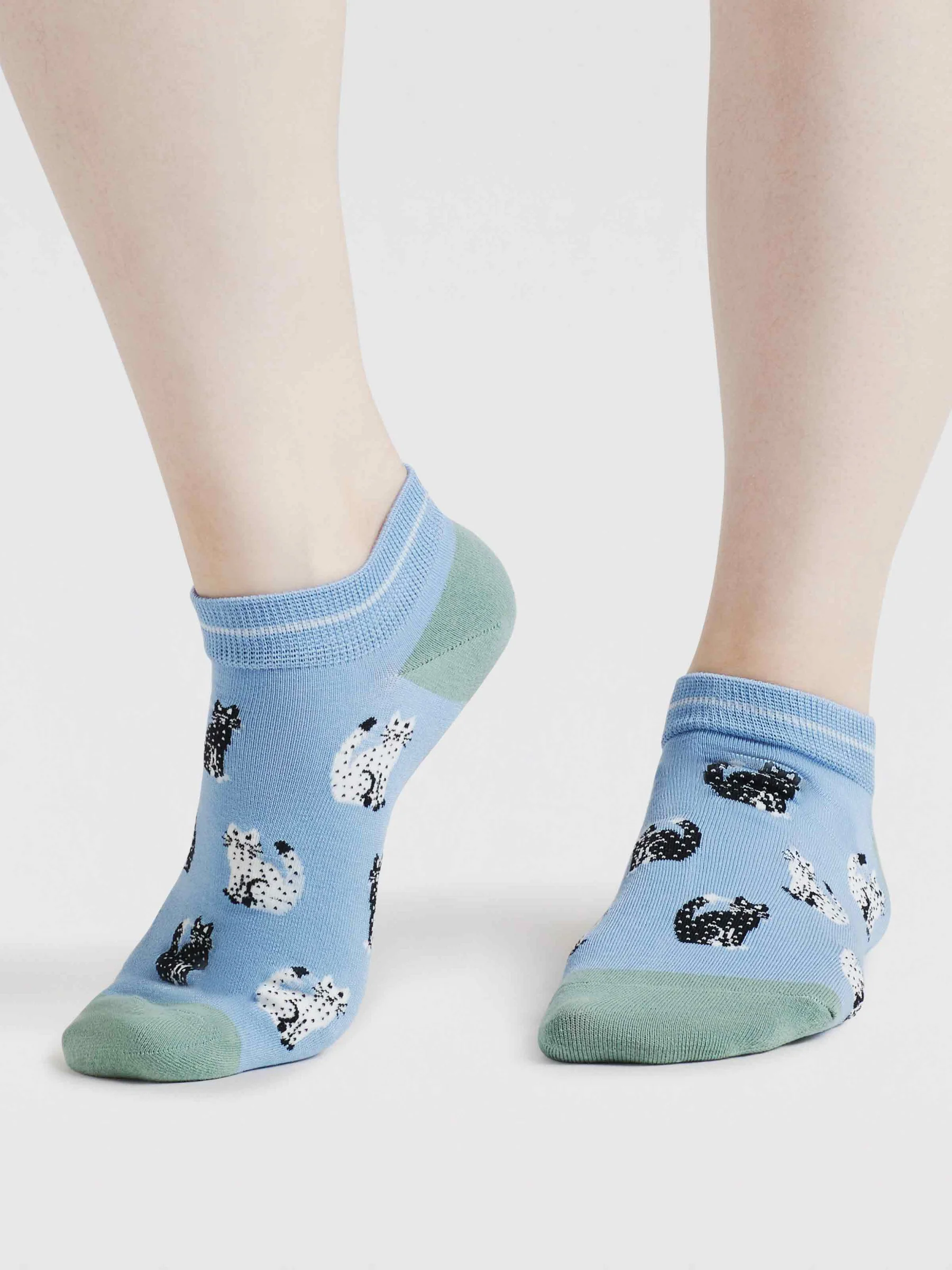 Womens Celia Cat Bamboo Trainer Socks - Violet Blue - Flockneti