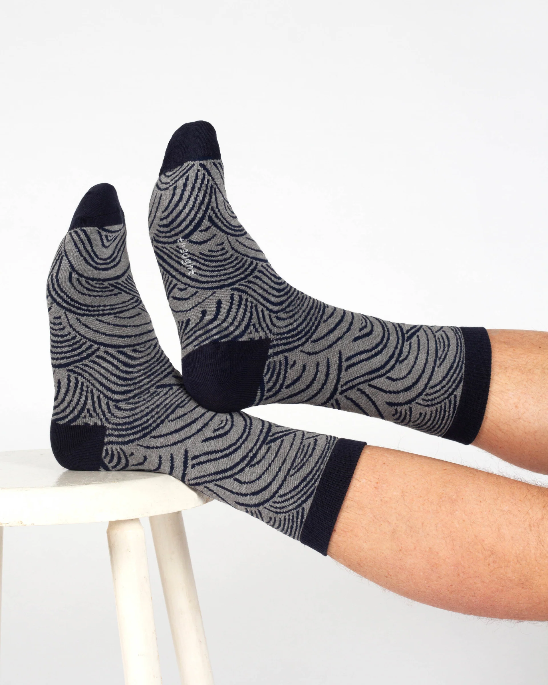 Abstract Bamboo Crew Socks - Grey/Navy Wave - Flockneti